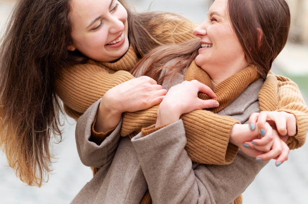 Kostenloses Foto nahaufnahme glückliche frauen, die umarmen