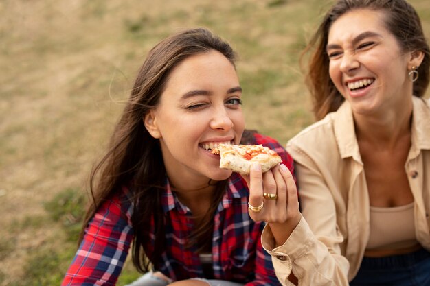 Nahaufnahme glückliche Freunde mit Pizza
