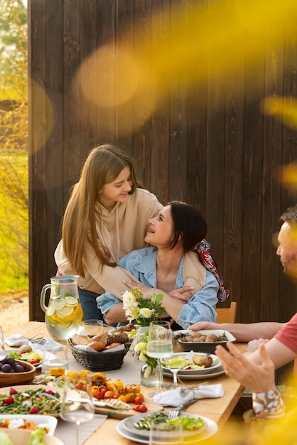 Nahaufnahme glücklicher Frauen, die sprechen