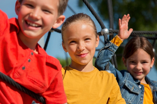 Nahaufnahme glücklicher Kinder im Freien