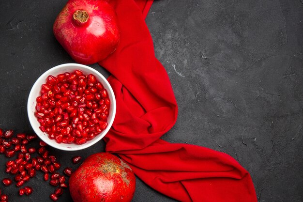 Nahaufnahme Granatapfel rot reife Granatäpfel Granatapfel Samen in der Schüssel rote Tischdecke