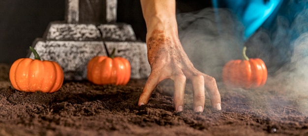 Nahaufnahme gruselige Hand, die den Boden berührt