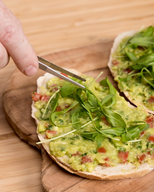 Nahaufnahme Guacamole auf Brot