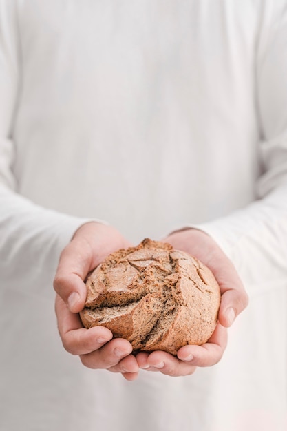 Nahaufnahme Hände, die Brot halten