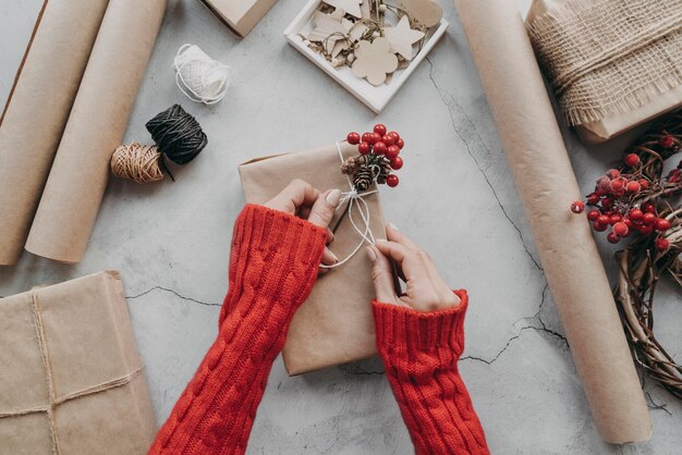 Nahaufnahme Hände, die Geschenke einwickeln