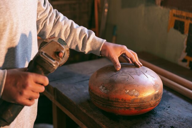 Nahaufnahme Hände, die Handwerkerartikel machen