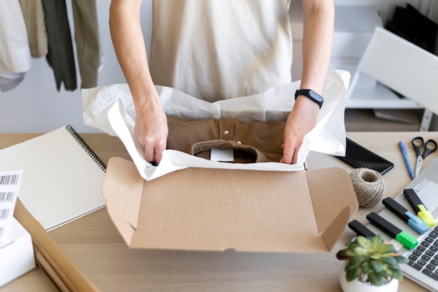 Kostenloses Foto nahaufnahme hände, die hemd packen