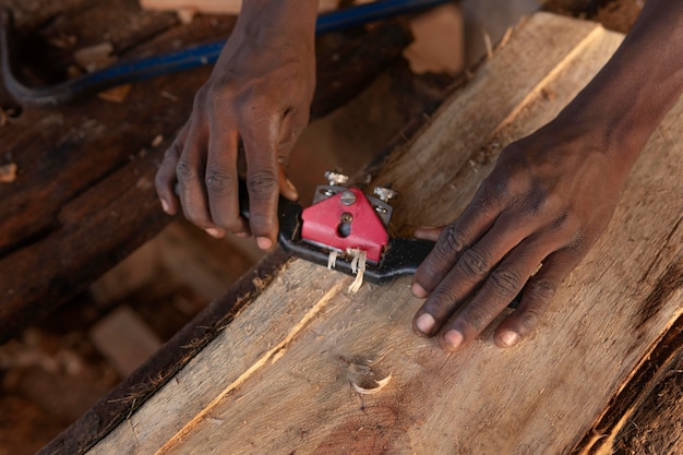 Kostenloses Foto nahaufnahme hände, die holz schärfen