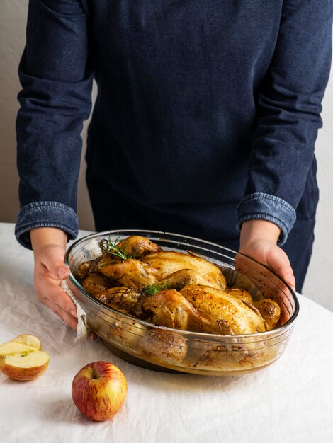 Nahaufnahme Hände, die Huhn und Kartoffelschale halten