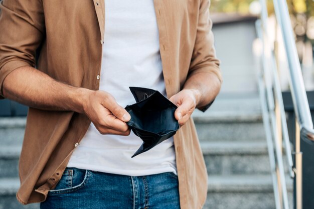 Nahaufnahme Hände, die leere Brieftasche halten