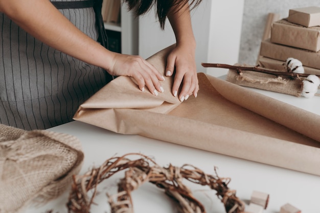 Nahaufnahme Hände Geschenkpapier