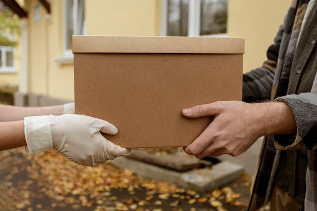 Nahaufnahme Hände halten Box