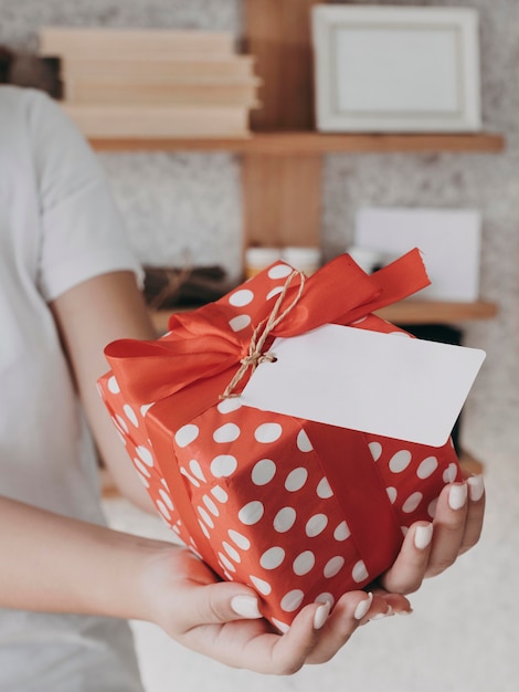 Kostenloses Foto nahaufnahme hände halten geschenk