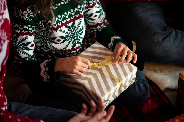 Nahaufnahme Hände halten Geschenk