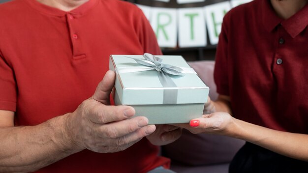 Kostenloses Foto nahaufnahme hände halten geschenk