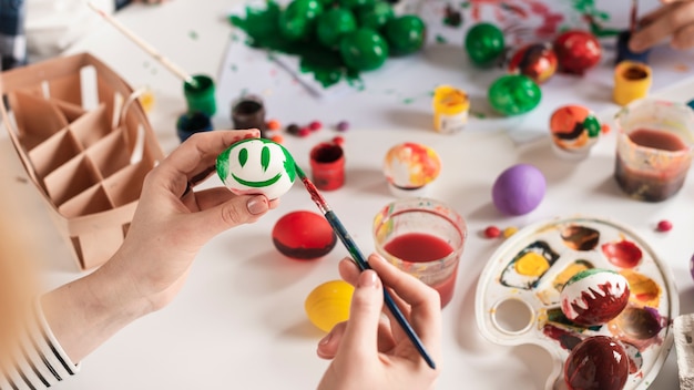 Nahaufnahme Hände malen Ei für Ostern