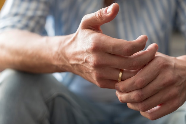 Kostenloses Foto nahaufnahme hände mit goldenem ring