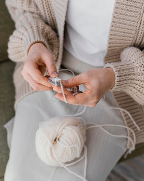 Nahaufnahme Hände stricken mit weißem Garn