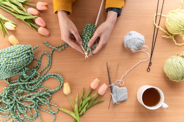 Kostenloses Foto nahaufnahme hände stricken