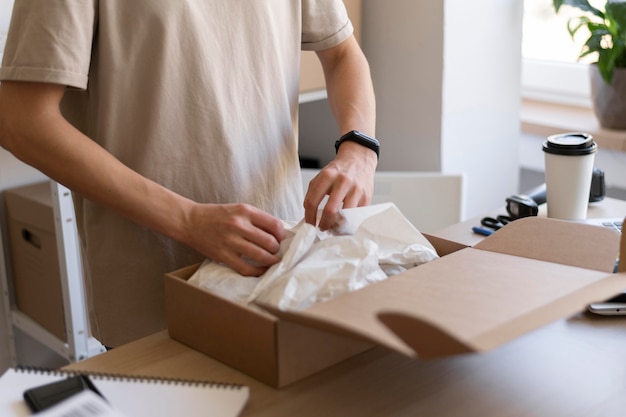 Kostenloses Foto nahaufnahme hände verpackungsgegenstand