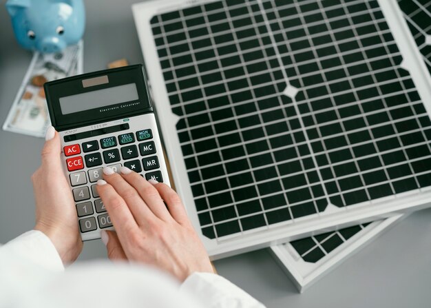 Nahaufnahme Hand, die auf Taschenrechner tippt