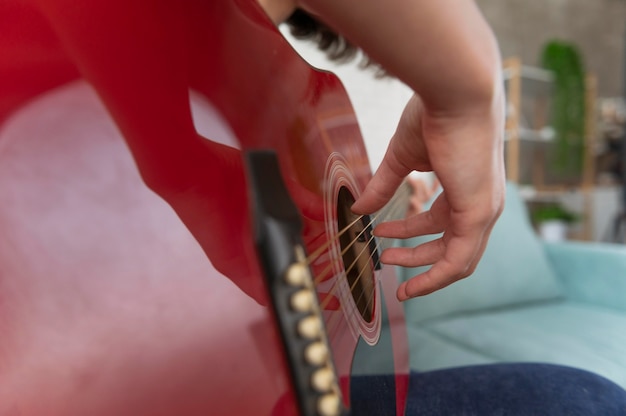 Kostenloses Foto nahaufnahme hand, die gitarre spielt