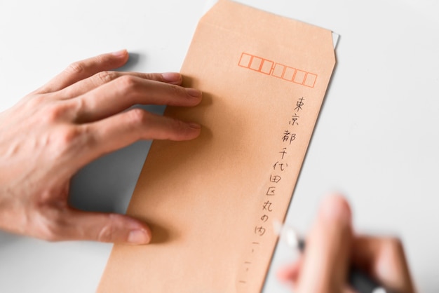 Kostenloses Foto nahaufnahme hand, die japanische symbole schreibt