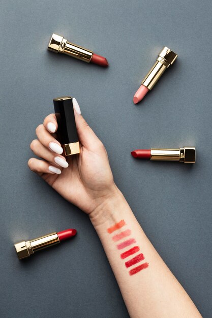 Nahaufnahme Hand, die Lippenstift hält