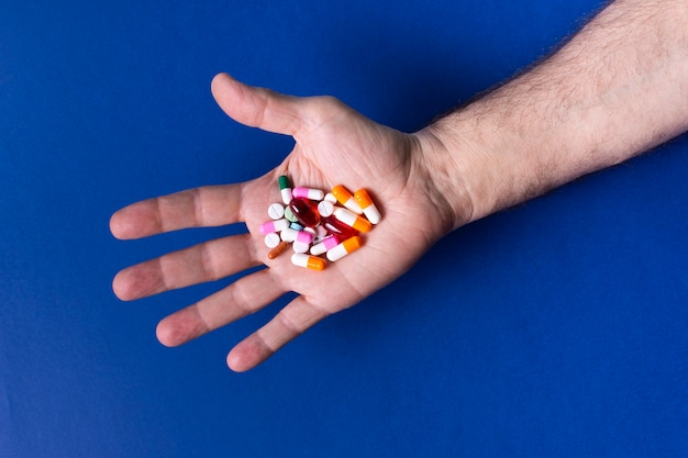 Nahaufnahme Hand, die Pillen hält