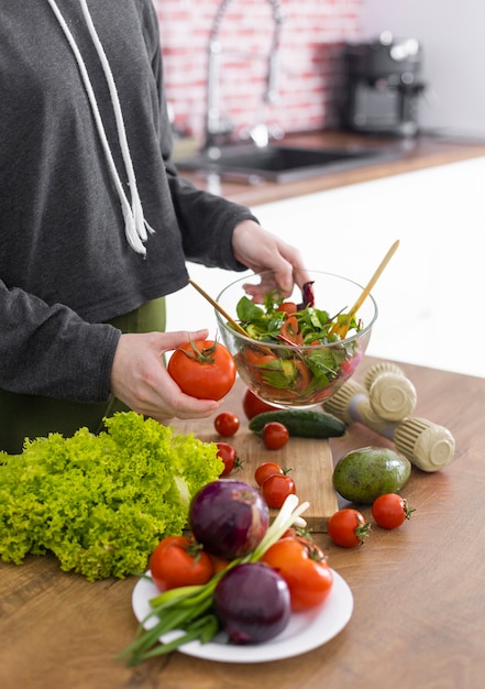 Nahaufnahme Hand, die Schüssel mit leckerem Salat hält