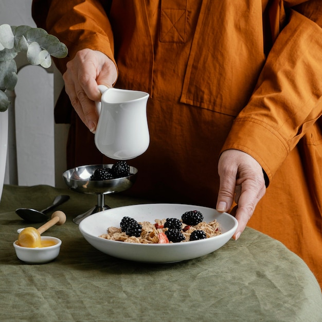 Nahaufnahme Hand, die Schüssel mit Müsli hält