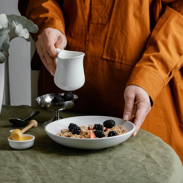 Nahaufnahme Hand, die Schüssel mit Müsli hält