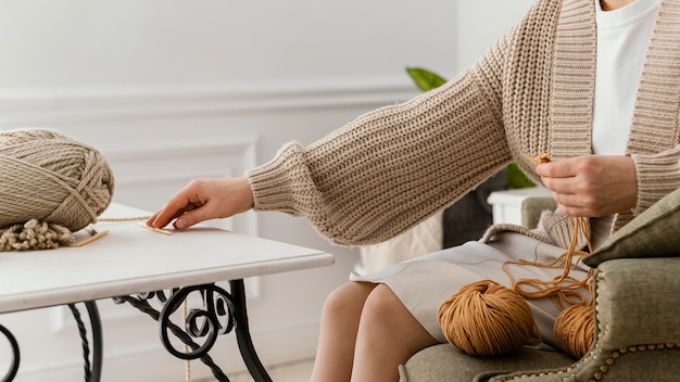 Nahaufnahme Hand, die Stricknadel bekommt