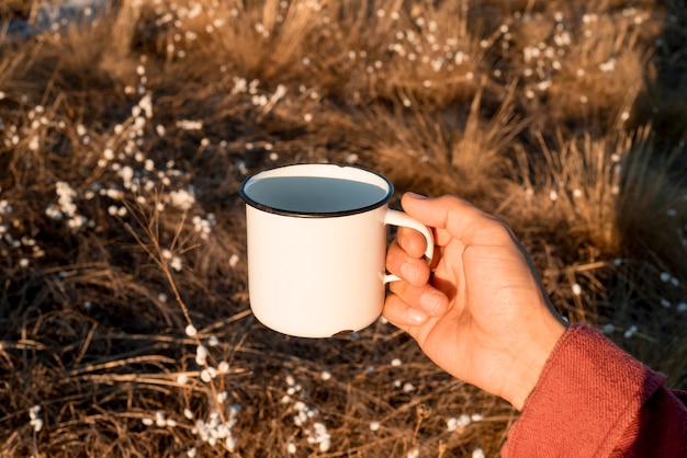 Nahaufnahme Hand, die Tasse hält