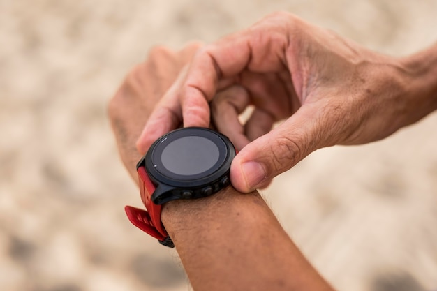 Kostenloses Foto nahaufnahme hand, die uhr hält