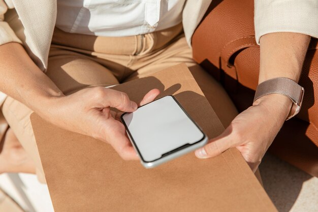 Nahaufnahme Hand hält Telefon