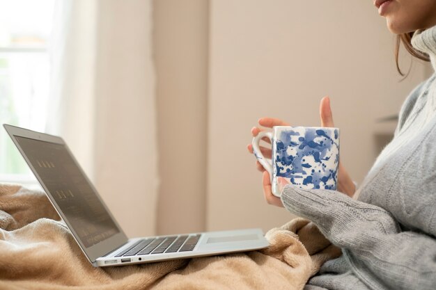 Nahaufnahme Hand mit Becher