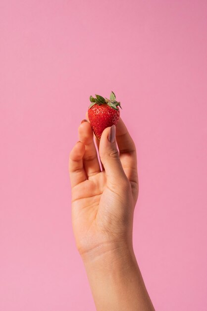 Nahaufnahme Hand mit Erdbeere