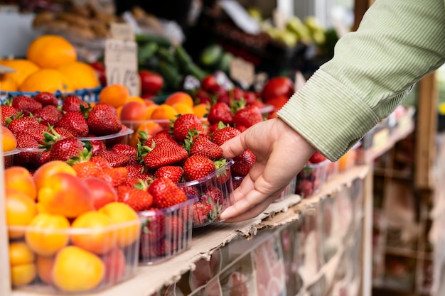 Kostenloses Foto nahaufnahme hand mit erdbeeren