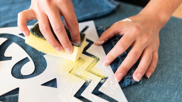 Kostenloses Foto nahaufnahme hand mit gelber farbe