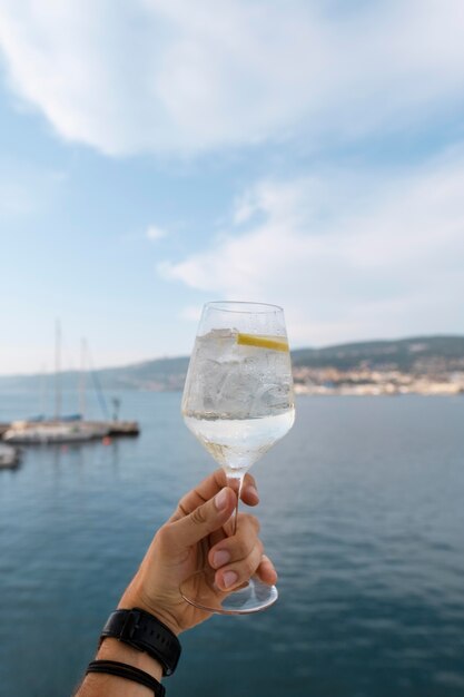 Nahaufnahme Hand mit Glas