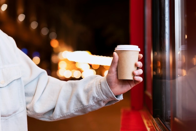 Kostenloses Foto nahaufnahme hand mit kaffeetasse