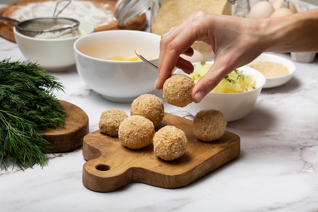 Kostenloses Foto nahaufnahme hand mit lebensmittelkrokette