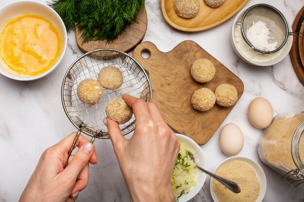 Nahaufnahme Hand mit Lebensmittelkrokette