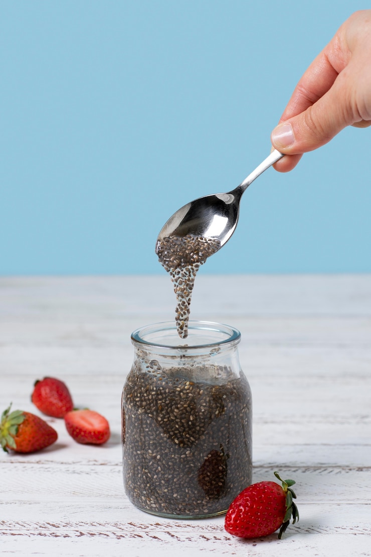 Kostenlose Foto nahaufnahme hand mit löffel mit pudding