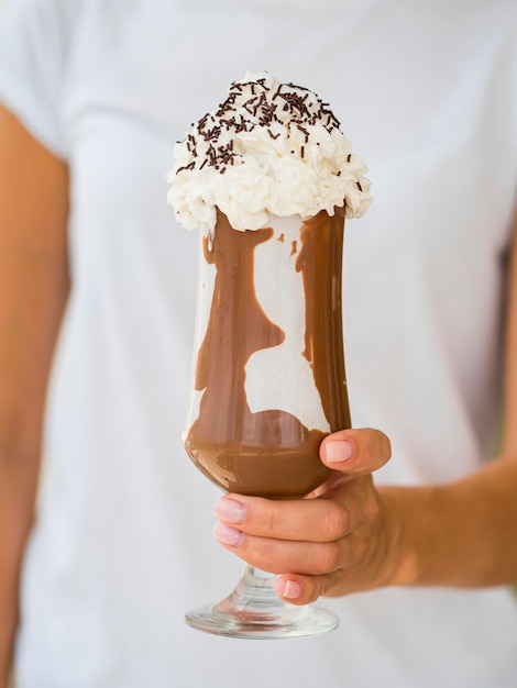 Kostenloses Foto nahaufnahme hand mit schokoladenmilchshake