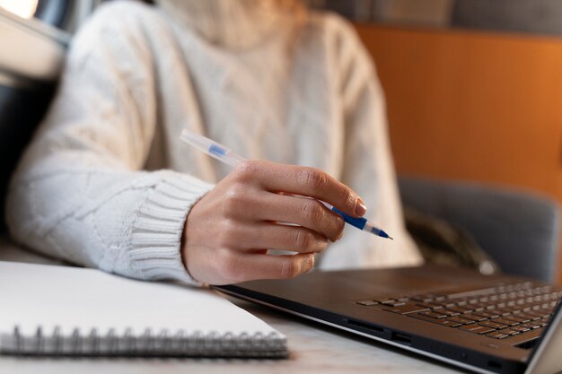 Nahaufnahme Hand mit Stift