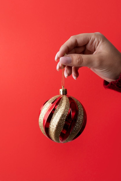 Nahaufnahme Hand mit Weihnachtskugel