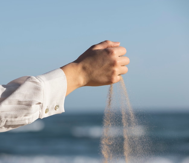 Nahaufnahme Hand Sand loslassen