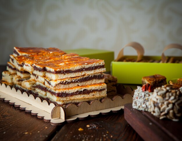 Nahaufnahme handgemachte Süßigkeiten mit Nüssen auf einem dunklen Holztisch horizontal